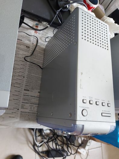 HITACHI Music System, Model AX-M67, & 2 Hitachi 4 Ohm Speakers, Radio, CD and AUX, in very good condition