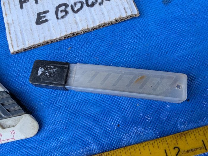2 Retractable Utility Knives