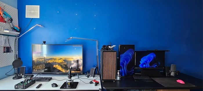Gigabyte Aorus FV43U 4K 43 inch 144Hz HDR 1000nits