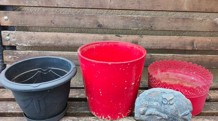 Garden pots & sign
