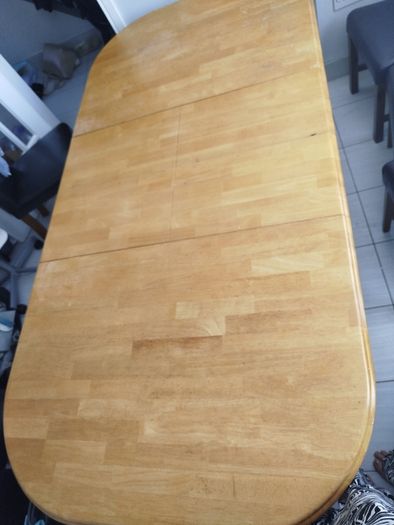 Extendable kitchen table