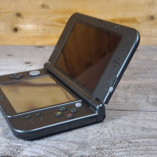 New Nintendo 3ds xl 128gb sd card hshop 1000s games for free VGC