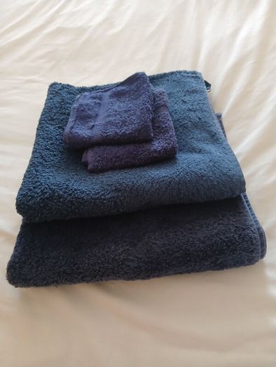 2 x bath towels. 2 x facecloths. Navy. Cotton.