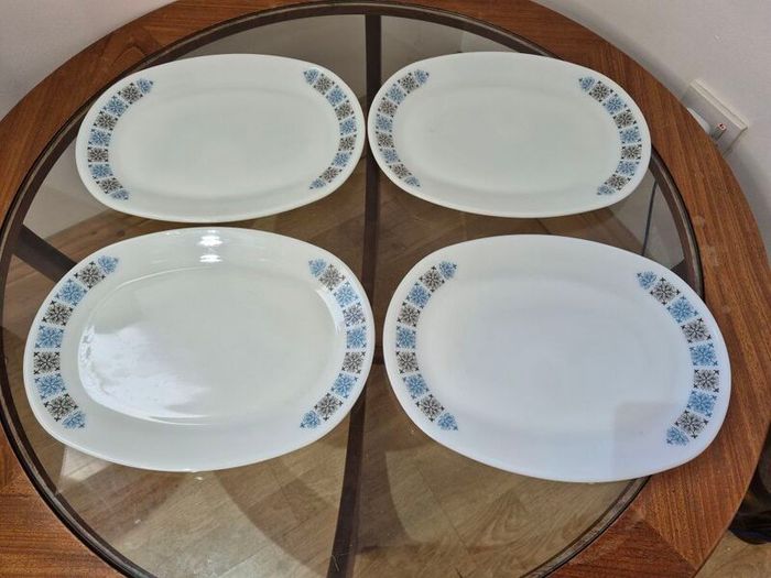 Vintage Mint Condition: Set Of 4 Jaj Pyrex "chelsea" Plates