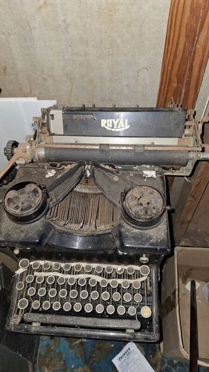 Antique Royal Model 10 Typewriter