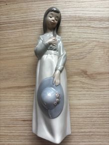 Lladro, Girl with bonnet