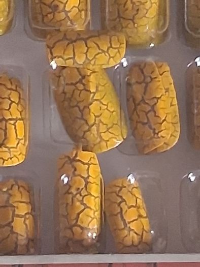 Retro Hairspray Yellow Cracked Glue On Fake Nails
