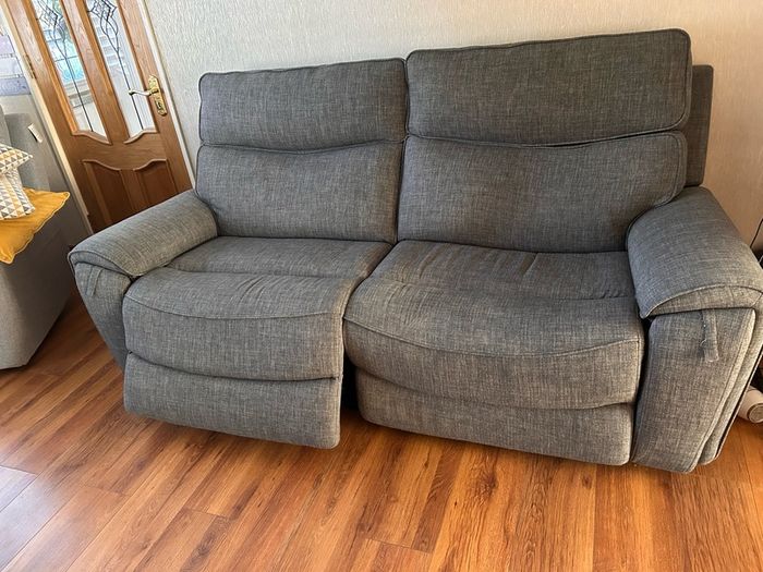 3 seater electric recliner sofa with usb socket and drinks holders in VG condition.  One recliner not working as a cable must have come loose.