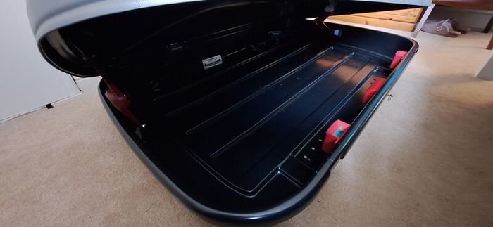 Roof box and 2 sets of roof bars