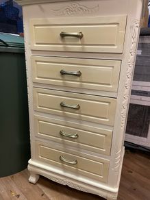 chest of drawers
