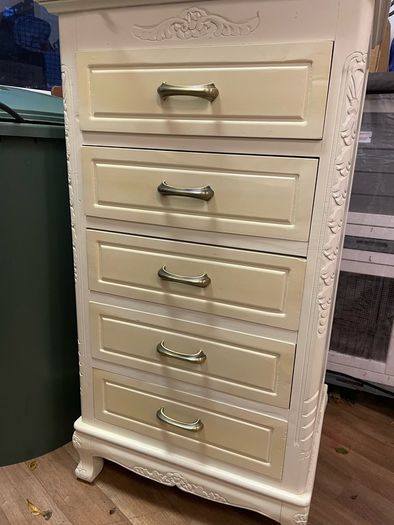 chest of drawers