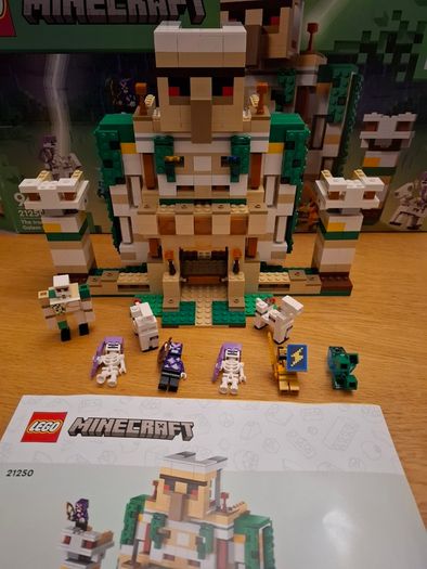 Lego 21250 Minecraft Iron Golem Fortress