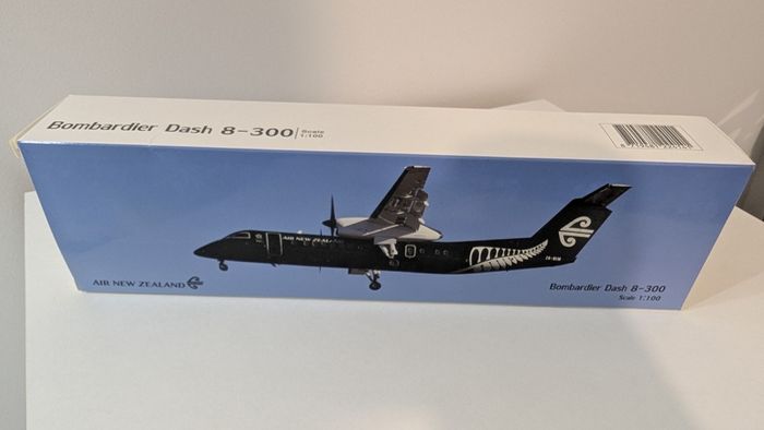 Air New Zealand 1:100 scale model airplane, Bombardier Dash 8-300 aircraft, NEW