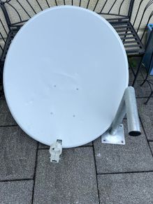 90cm Satellite Dish & Wall Bracket