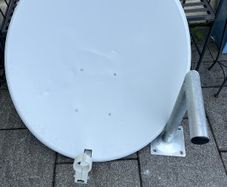 90cm Satellite Dish & Wall Bracket