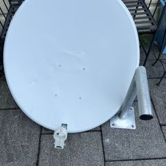 90cm Satellite Dish & Wall Bracket