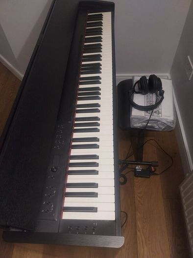 Roland F701 Digital Piano