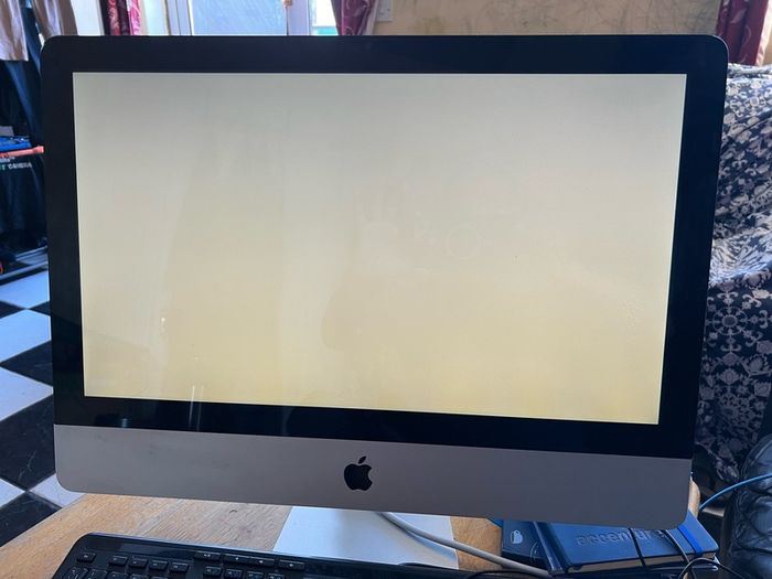 iMac 21.5" 2009 Model 4GB Ram & 500gb HDD ( pls Read Discerption first)