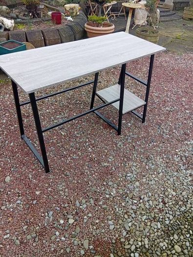 lovely desk ...have second shelf aswell just never used it