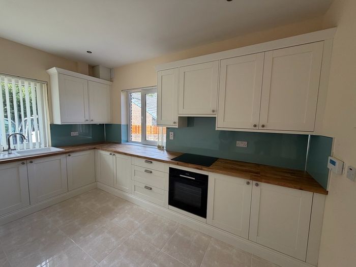 Carpenter Handyman kitchen fitter Flat pack specialist