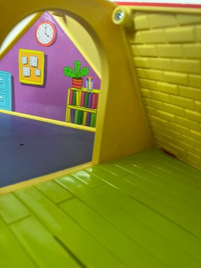Peppa pig house and book