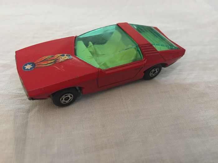 Matchbox No. 40. Vauxhall Guildsman. Rare in red