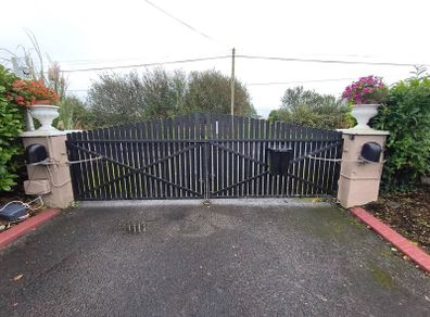 Metal framed 2 leaf gate with timbers