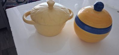 2 little pots never used