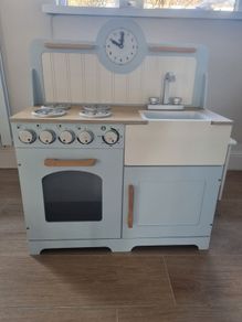 Toy kitchen
