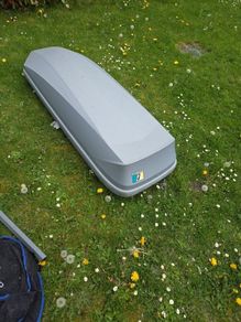 Car roof box and universal roof bars