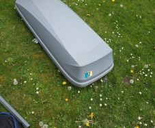 Car roof box and universal roof bars
