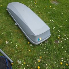 Car roof box and universal roof bars
