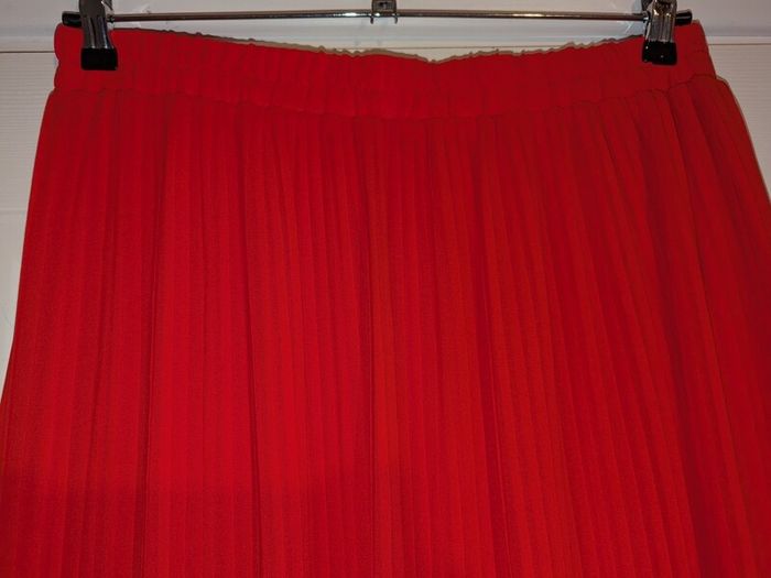 beautiful red pleated midi skirt f om Vero Moda