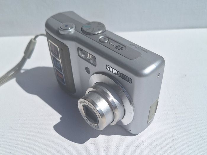 Samsung D75 Digital Camera