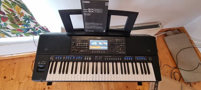 Yamaha PSR-SX720 Keyboard  Like New