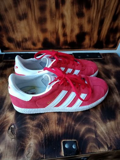 Adidas gazzel red size 3