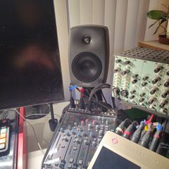 Genelec 8030c Pair + Genelec 8000-333b Table Stands