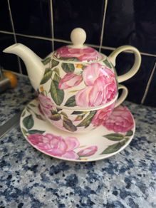 Newbridge bone china tea pot/cup & saucer set