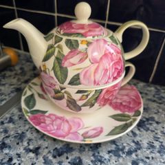 Newbridge bone china tea pot/cup & saucer set