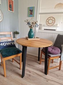 round dining table