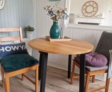 round dining table