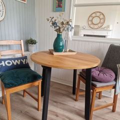 round dining table