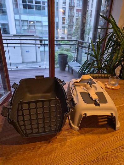Pet kennel (hard shell)