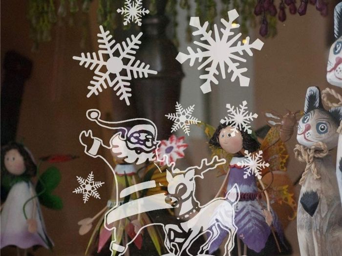 104 Static Snow Flakes Stickers Merry Christmas Snowflakes Window Clings for Xmas Window Display - Static PVC Stickers (FREE POSTAGE)