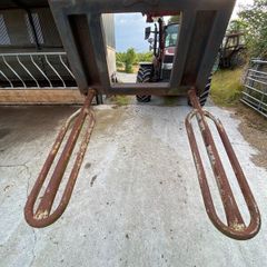 bale handler ducks foot and spikes