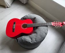 Guitar (nylon strings / beginner / 3/4  red
