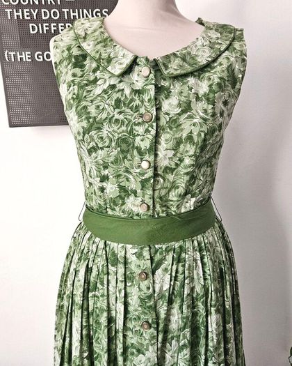 Vintage 1950s 1960s green floral cotton tea dress handmade feminine summer S 8 10
