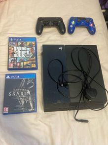 PS4 with 2 controllers, GTA V, Skyrim [500GB]