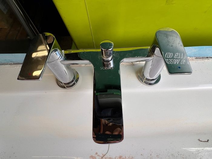 Sonas Pacific Bath tub and tap fittings