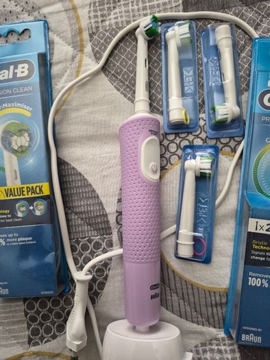 Oral B electric toothbrush and 30 heads